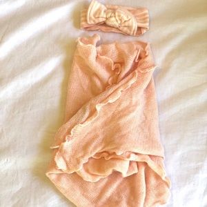 Layette. Nit Swaddle and Bow.